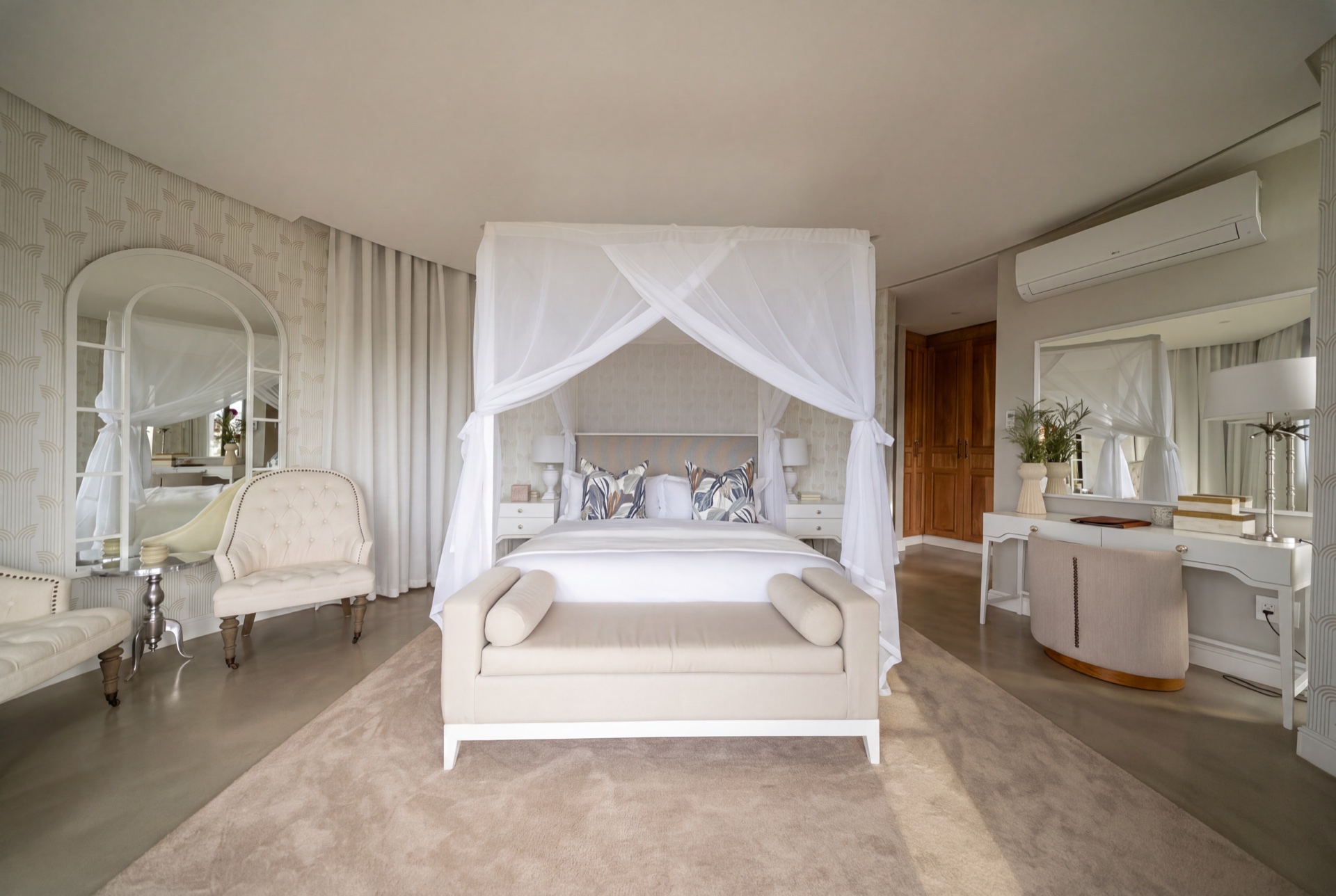 Principal suite, four-poster and dressing chairs